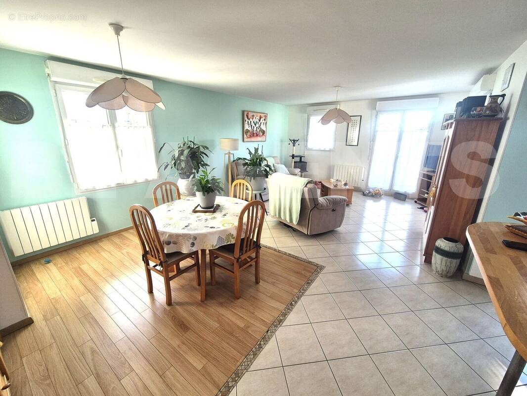 Séjour vue entrée - Appartement à GAGNY