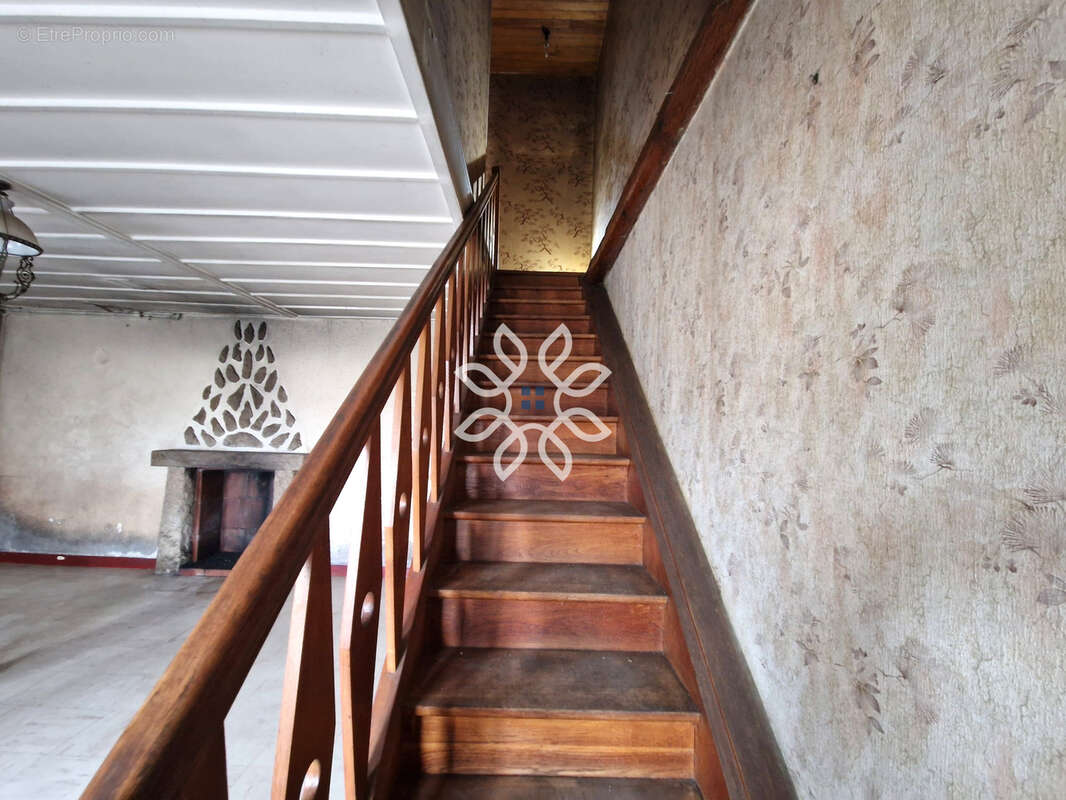Maison avec jardin, terrasse, dépendances et fort potentiel - photo 3