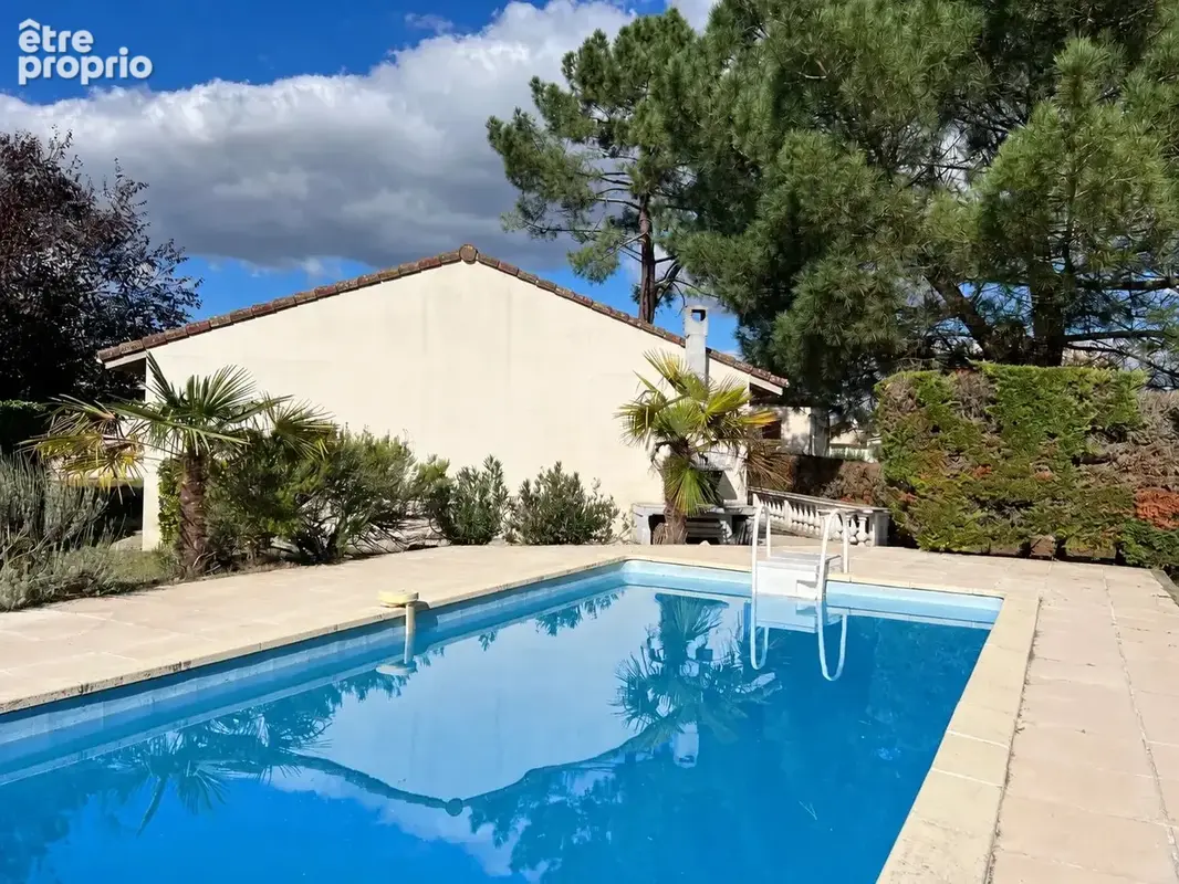 Maison plain-pied avec piscine et garage au centre-ville - photo 1