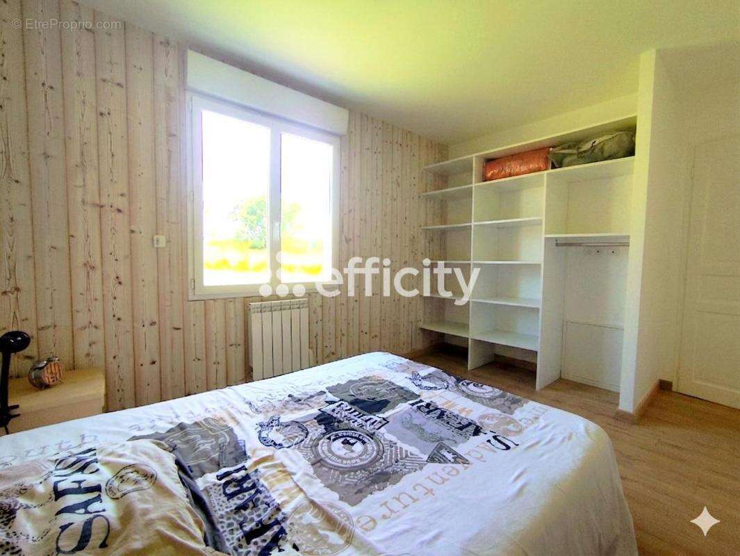 Maison 160 m² à Saint-Georges-Des-Coteaux  - photo 7