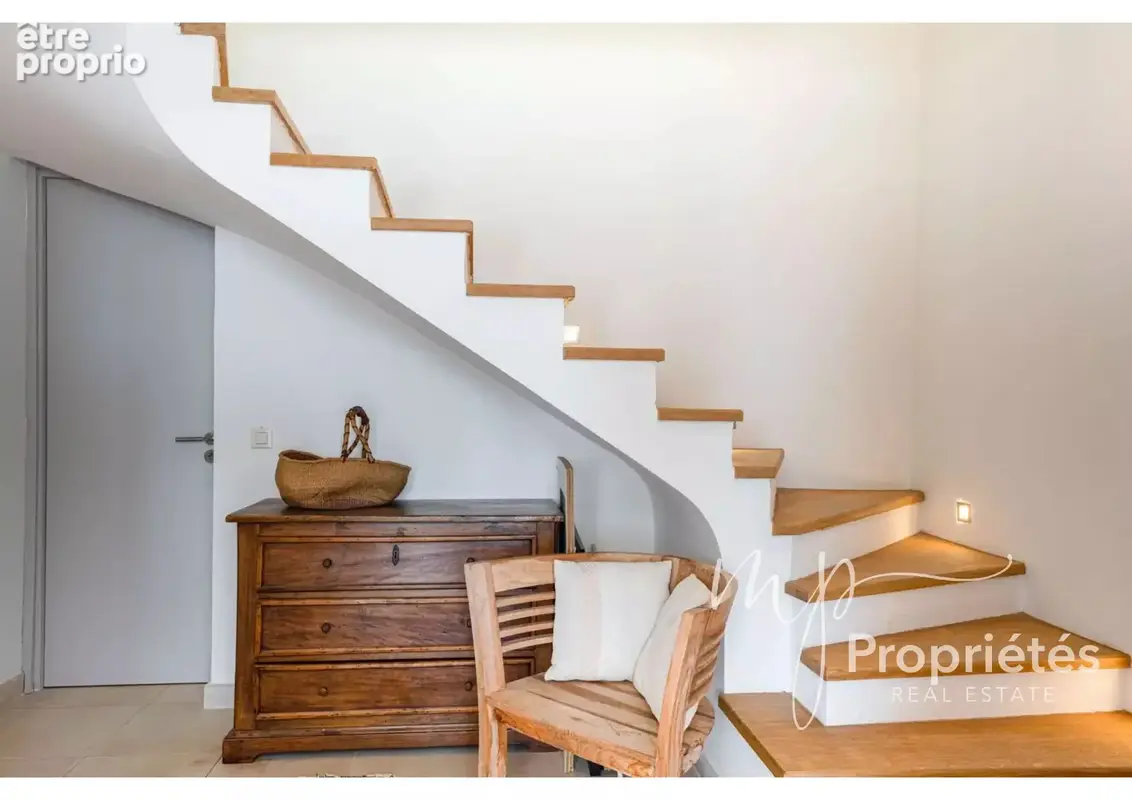 A VENDRE LE LAVANDOU AIGUEBELLE Charmante villa 192m² vue mer, piscine, garage - photo 9