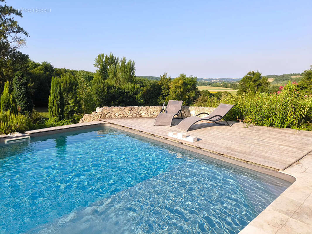 Domaine en pierre du Quercy - 612 m² utiles - 2 hectares - projet de rénovation à reprendre - photo 2