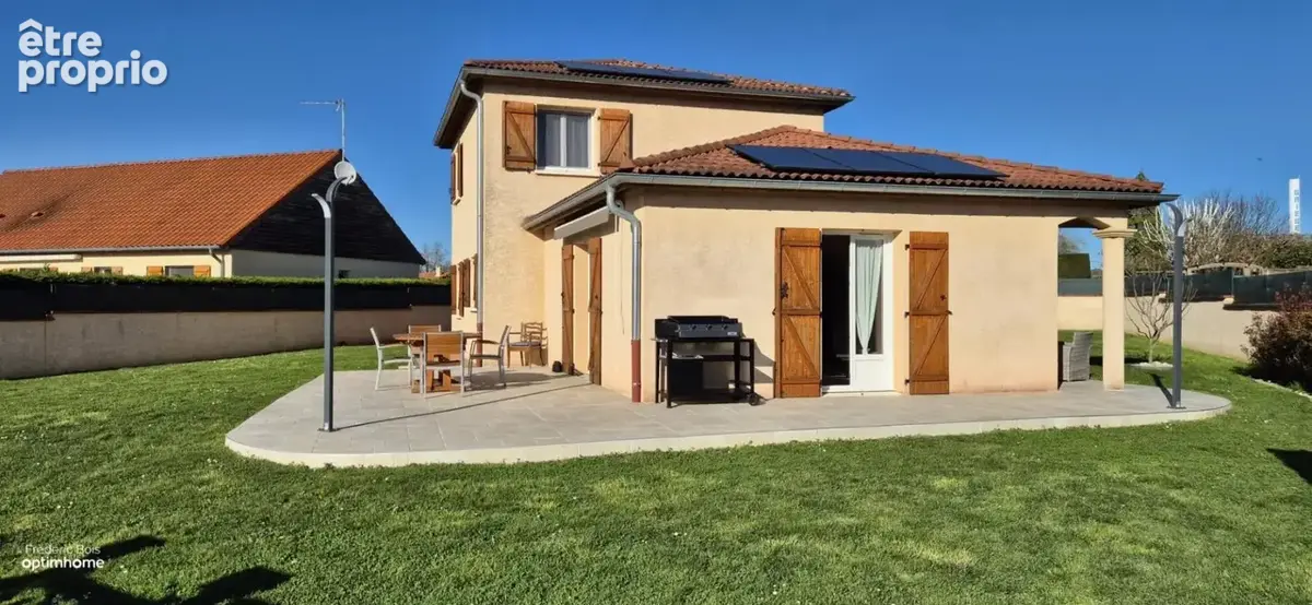 Maison familiale 4 chambres centre Grièges sur joli terrain clos - photo 4