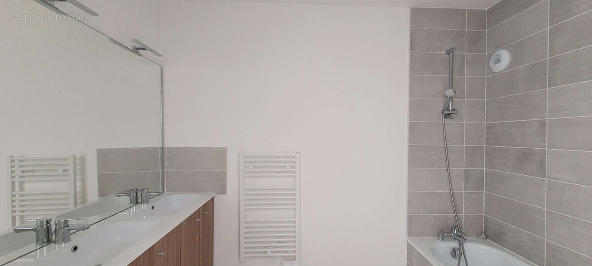 Appartement à PINS-JUSTARET
