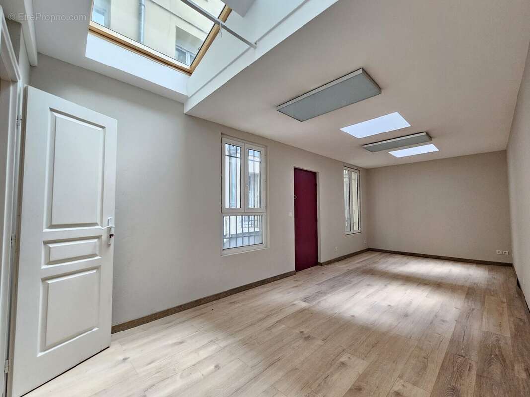 pièce 3 - Commerce à PARIS-11E