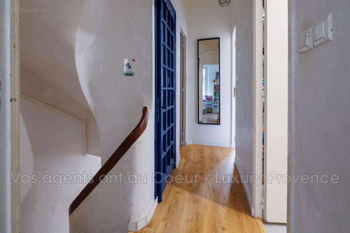 Maison à SIMIANE-COLLONGUE