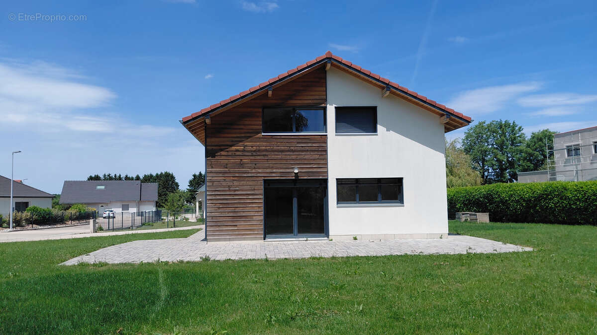 Maison à VERCEL-VILLEDIEU-LE-CAMP