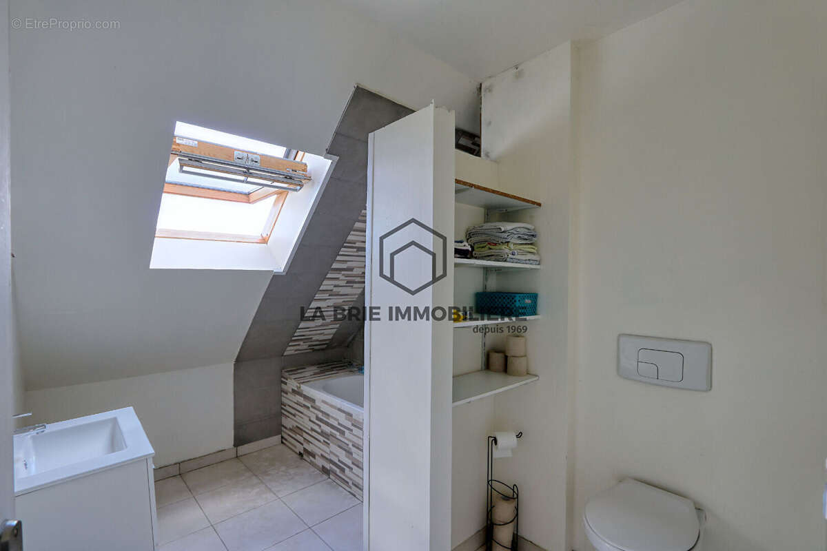 Maison à MANDRES-LES-ROSES