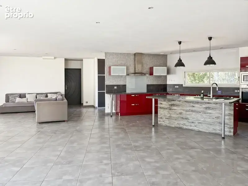 En campagne, avec vue, sur un terrain proche de 3000 m², agréable maison individuelle de plain pied avec garage et piscine - photo 9