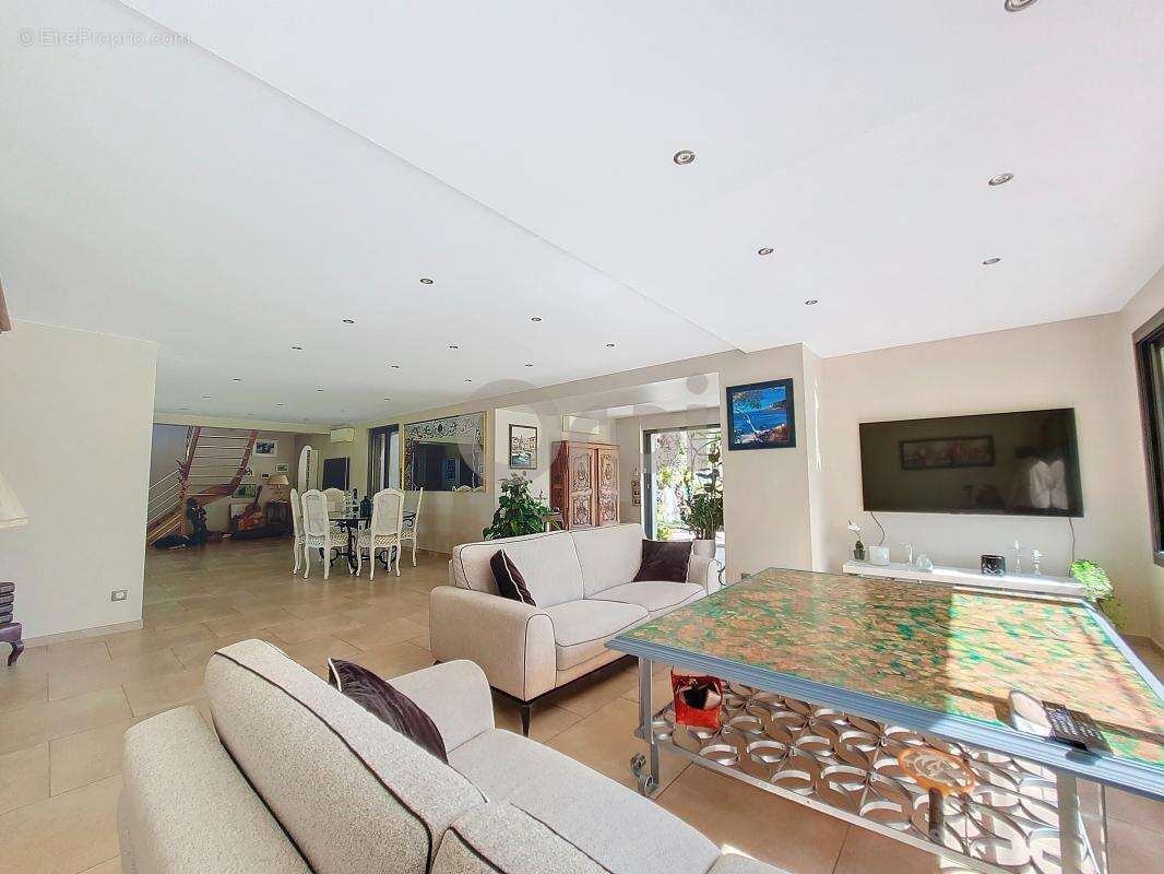 Propriété de Prestige avec Piscine spa et Terrain de tennis à Roquebrune-sur-Argens - photo 7