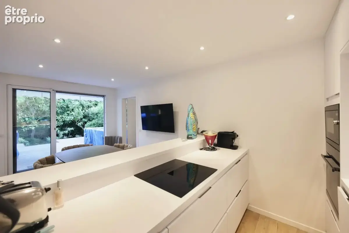 SAINT-TROPEZ : Appartement 4 pièces de 80 m² entièrement rénové, jardin de 100 m², piscine - photo 9