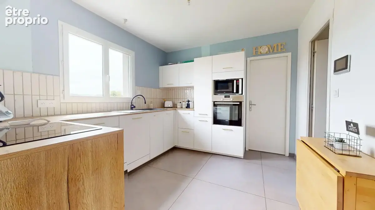 Maison familiale avec piscine, vue dégagée et garage - photo 9