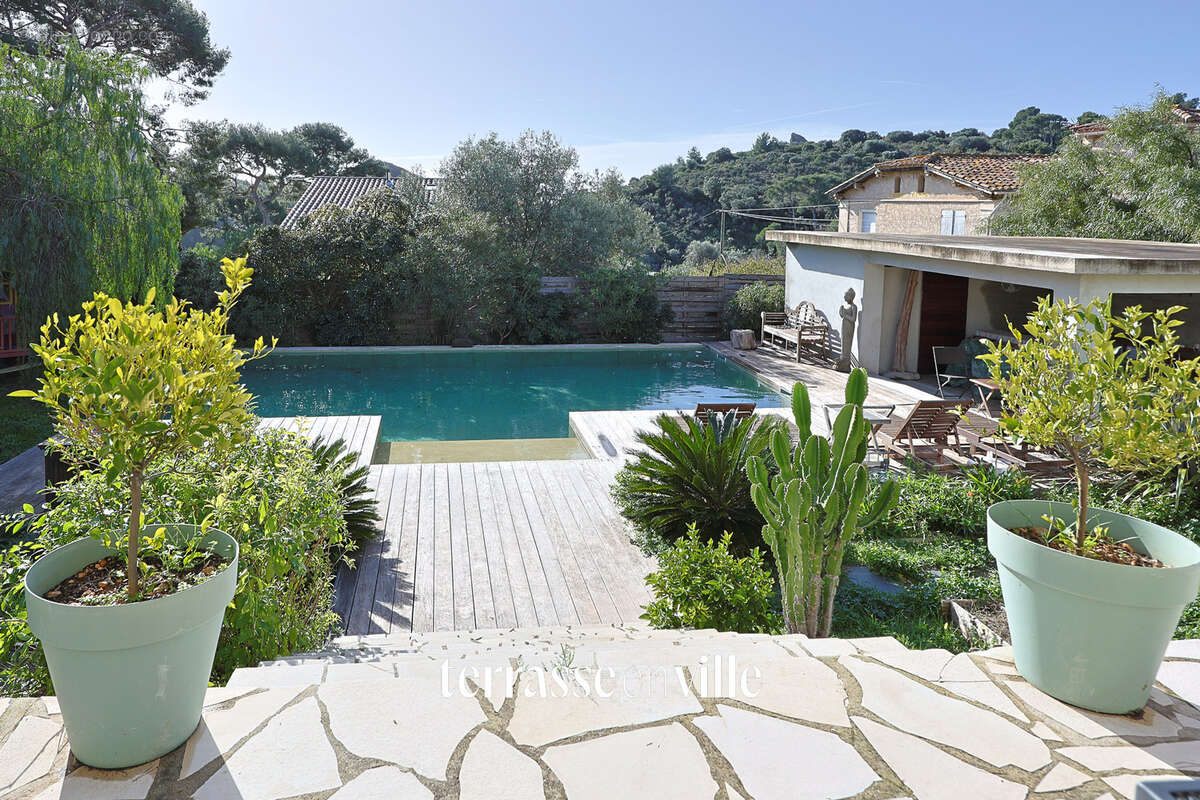 La ciotat - figuerolles - maison familiale - t6 - 204 m2 + t2 40 m2 - piscine - parcelle 1041m2 - vue mer - 1 - photo 30