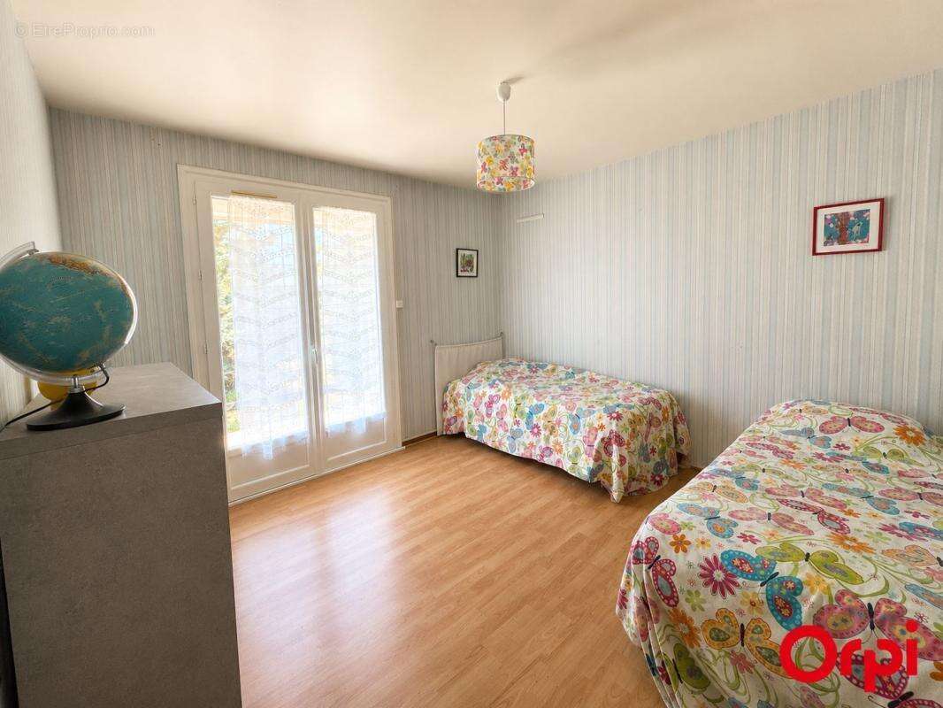 Maison familiale avec 4 chambres, véranda, grand jardin et 3 garages - photo 9