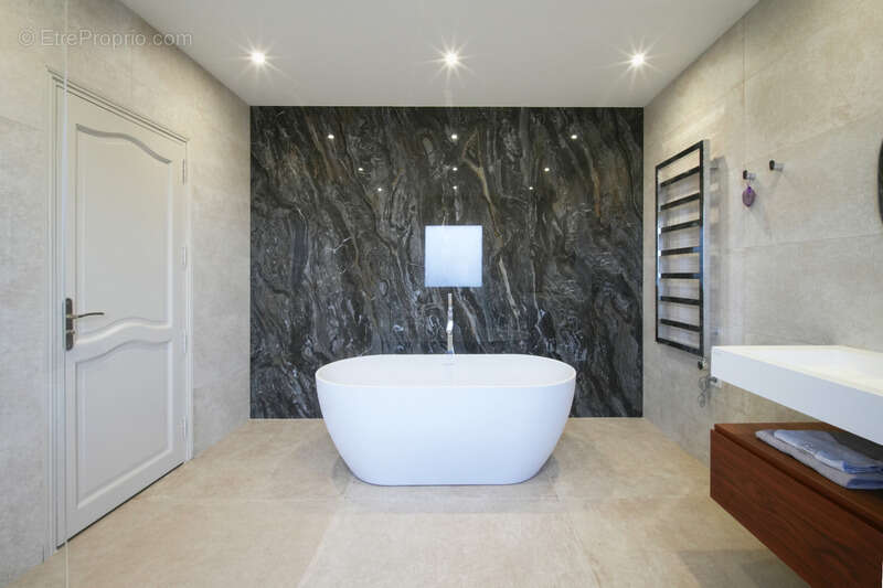 ASCAIN  Superbe maison familiale rénovée avec vue montagne - photo 11
