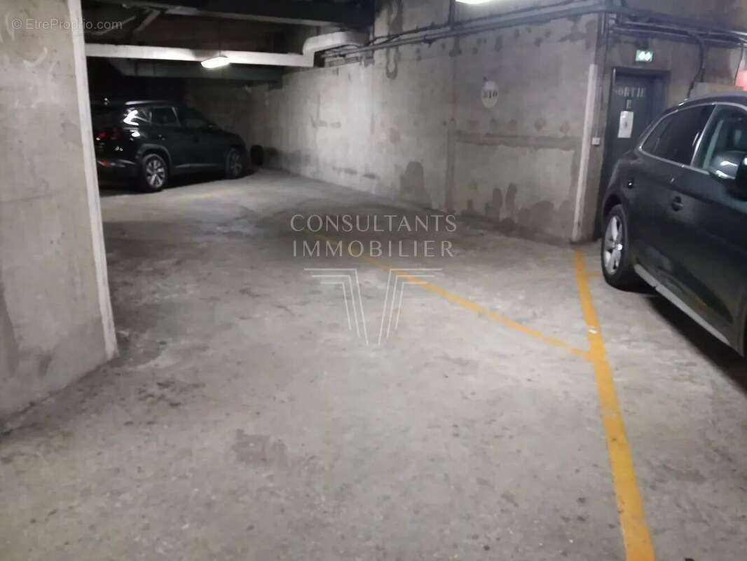 Parking à PARIS-16E