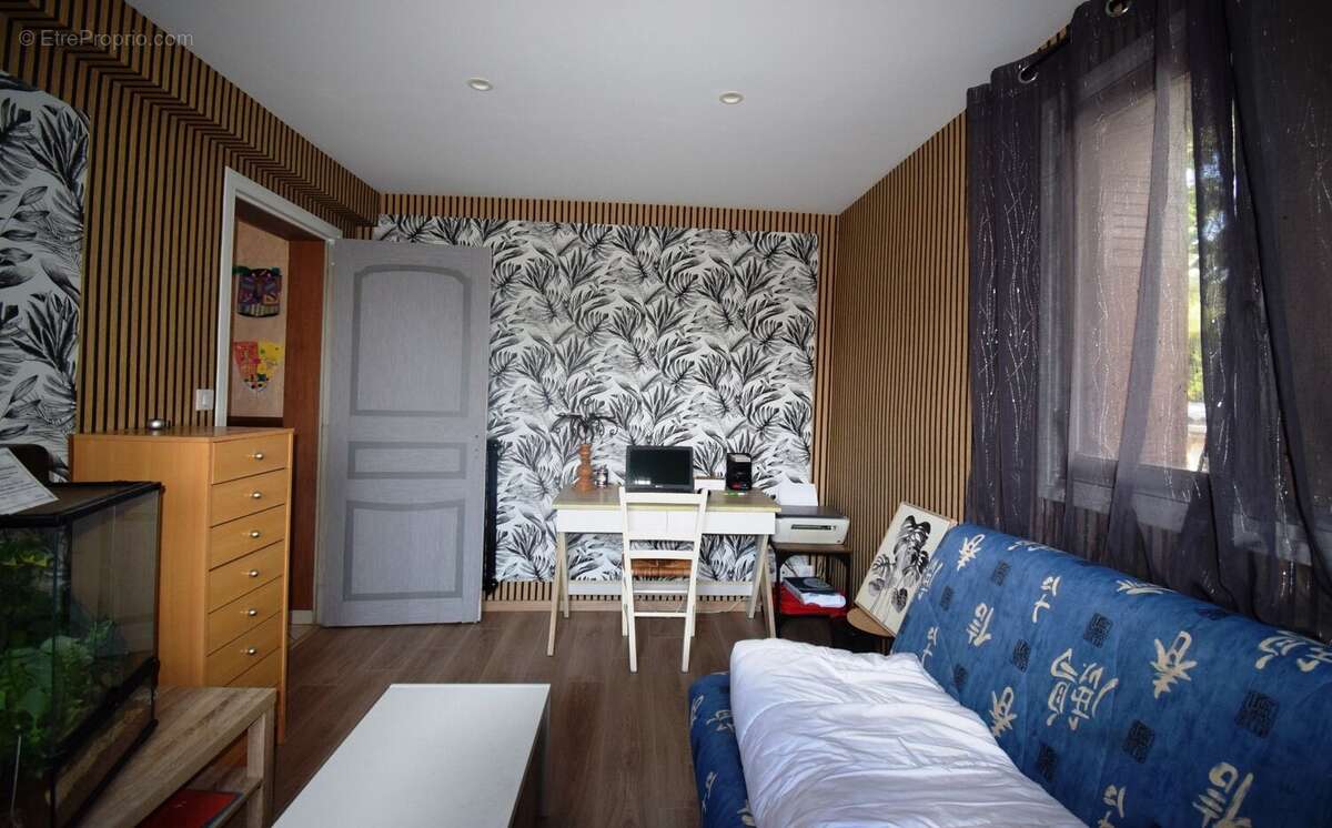 À VENDRE - Maison sur les hauteurs de CUSSET avec garage et jardin. - photo 10