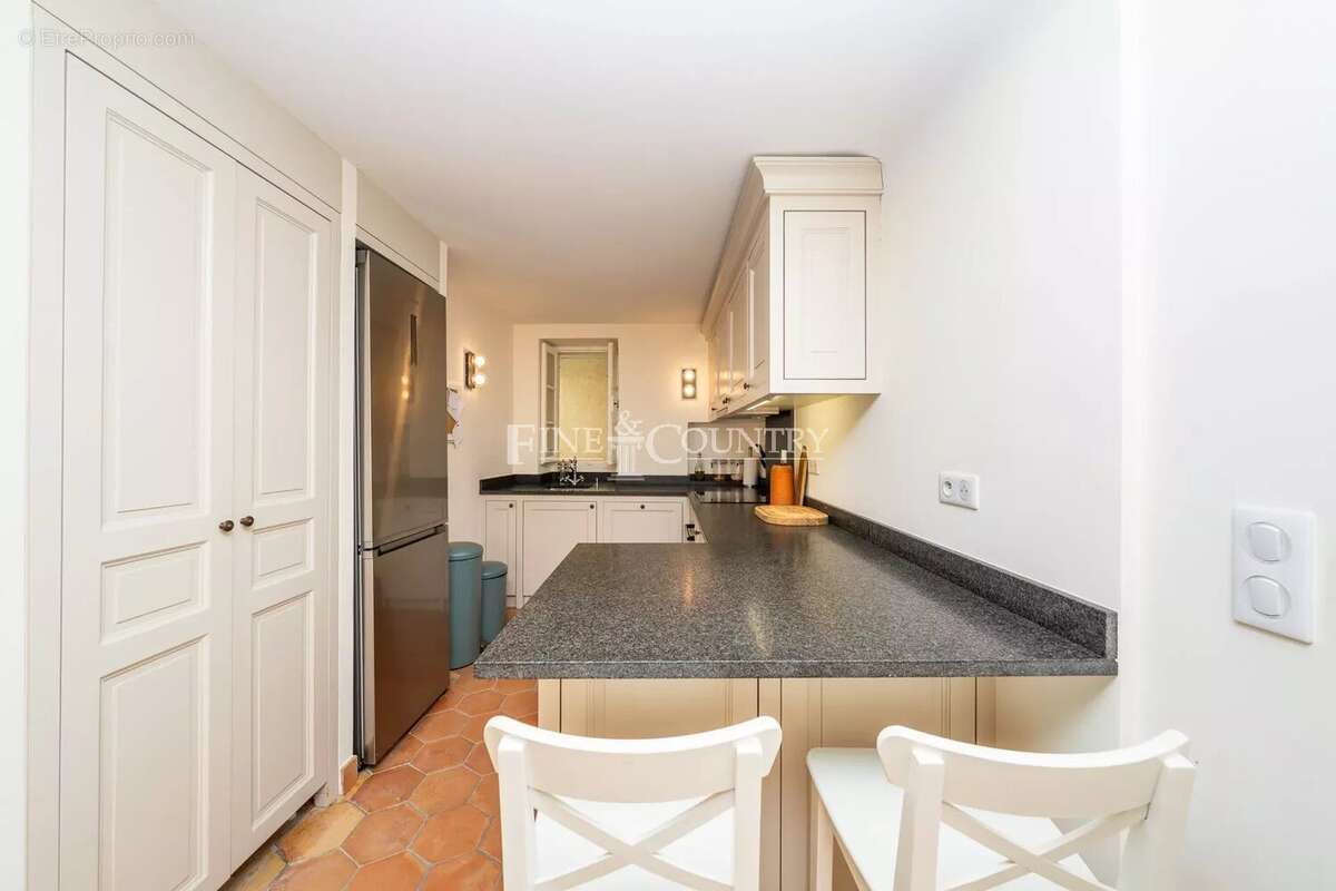À vendre – Coeur de MOUGINS VILLAGE - Ensemble unique de deux maisons avec vue mer - photo 14