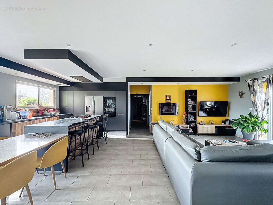 Maison à VILLECOMTAL-SUR-ARROS