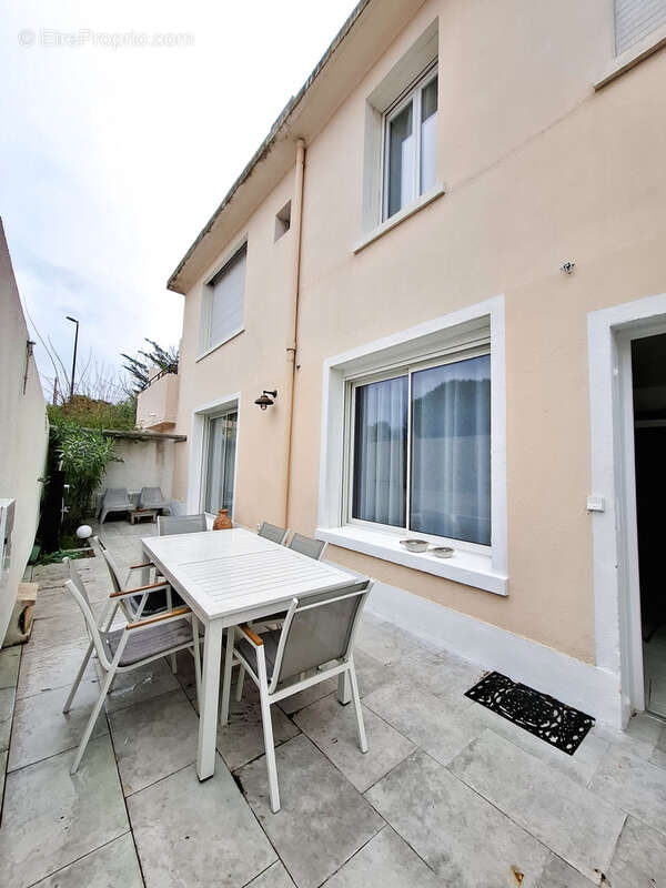 Maison à SAINT-CYR-SUR-MER
