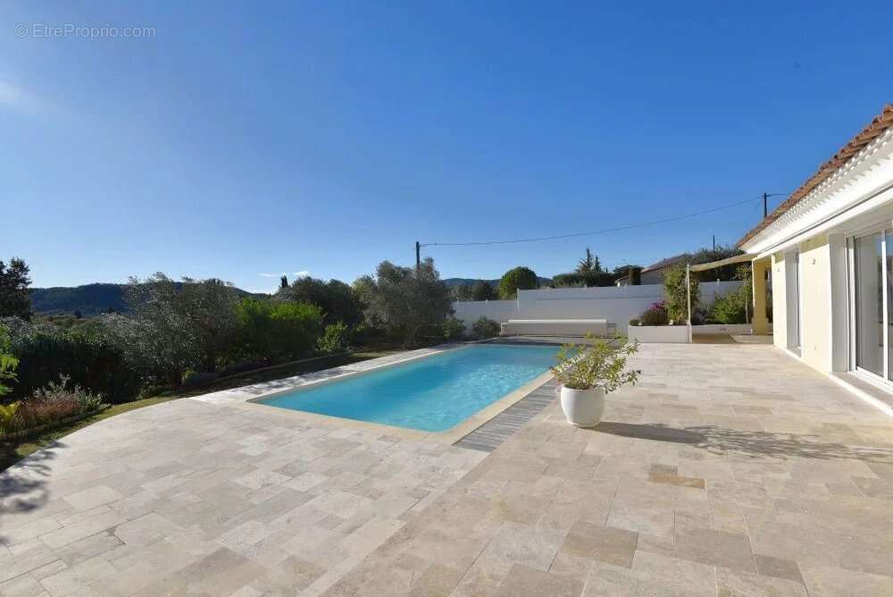 Maison à BAGNOLS-EN-FORET