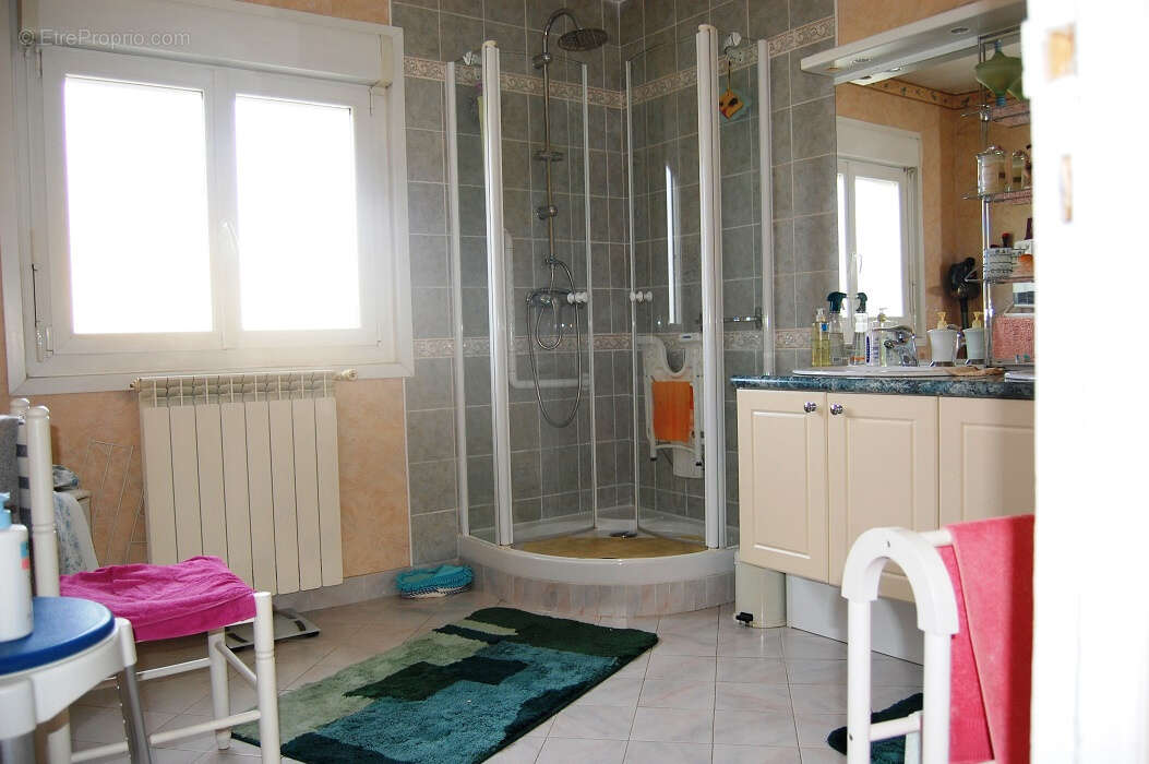Maison 240 m2 avec 3 appartements dont un d'habitation et deux loués sur 1100m2 de terrain - photo 6