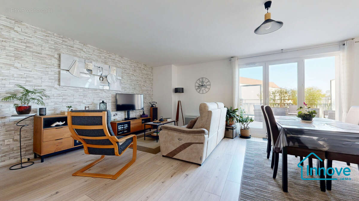 Appartement à THIVERVAL-GRIGNON