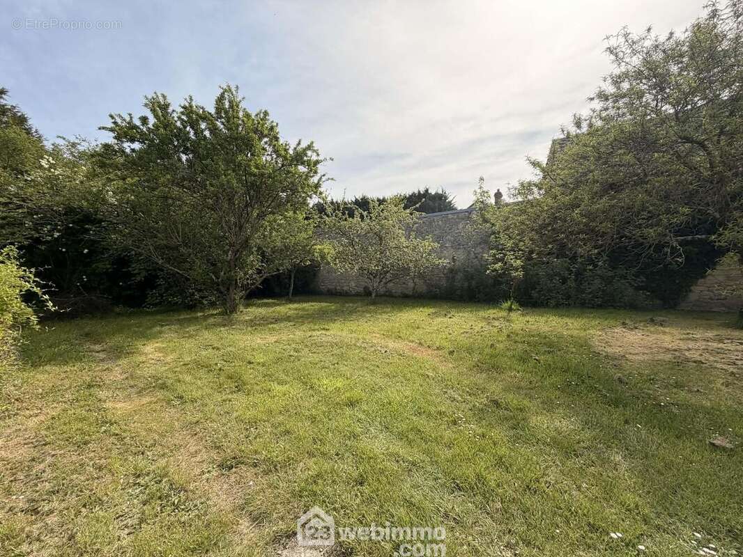 Erigé sur un terrain clos et sans vis-à-vis de 1 523 m² - Maison à BRUYERES-ET-MONTBERAULT