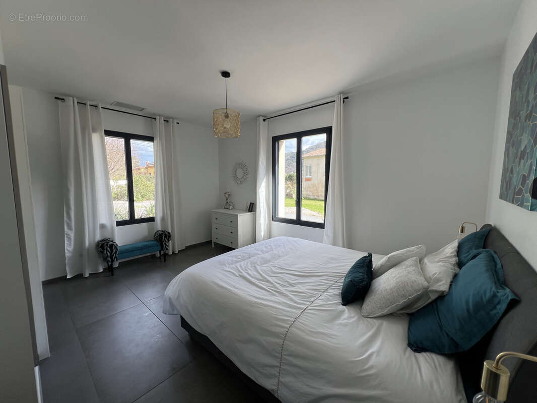 Maison à SAINT-LAURENT-DU-PAPE