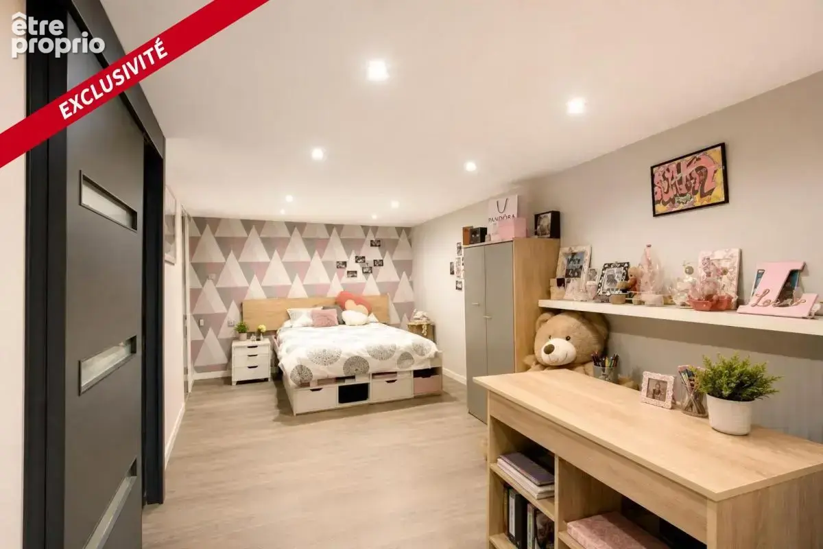 loft comprenant une cuisine, un salon, trois chambres, deux salle de bain, une terrasse et une piscine intérieure - photo 8