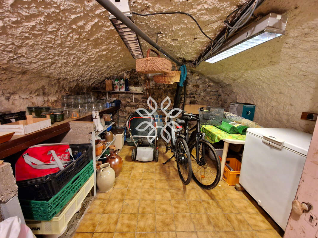 Maison familiale avec sous-sol complet et jardin - photo 16