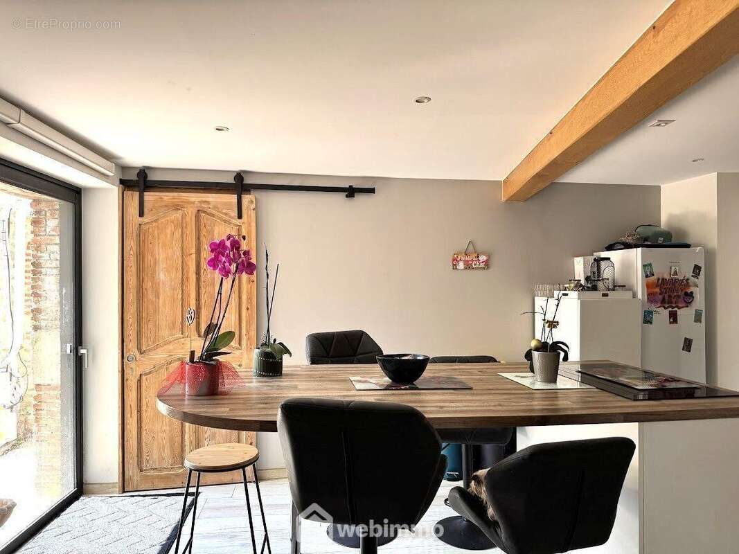 ...donne un accès direct à la cuisine. - Maison à SAINT-AMAND-SUR-SEVRE