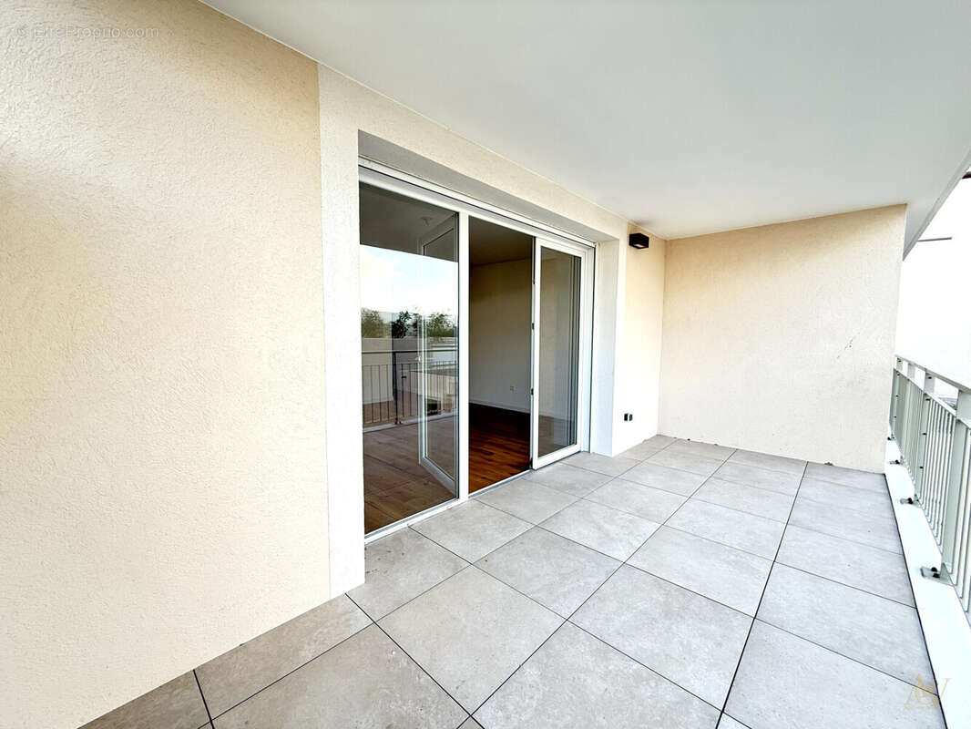 PORTES OUVERTES - T3 traversant avec terrasse et vue dégagée à Cogolin 5 - Appartement à COGOLIN