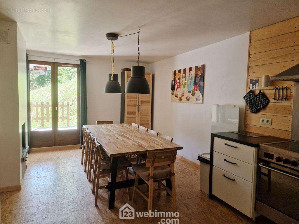 D&#039;un espace &#039;salle à manger&#039; avec un premier insert bois... - Maison à LA LECHERE