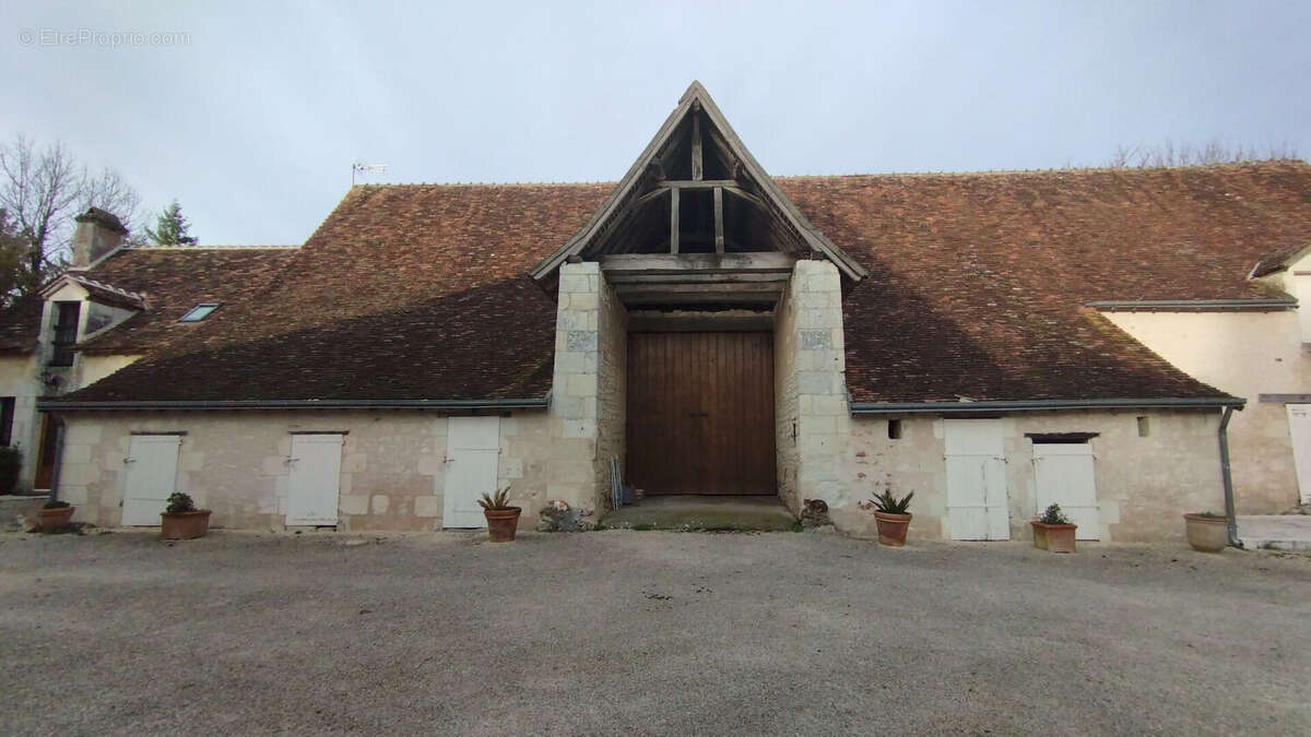 Maison à AZAY-LE-FERRON