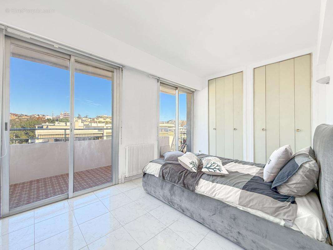 Appartement à SAINT-LAURENT-DU-VAR