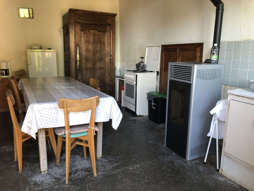 QUISTINIC   Maison avec dépendances sur un terrain de 2 327 m2 - photo 3