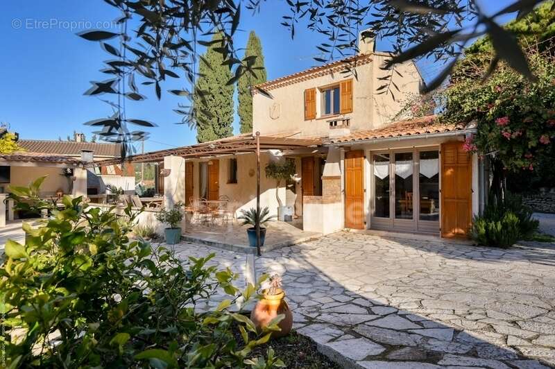 Maison à CEYRESTE