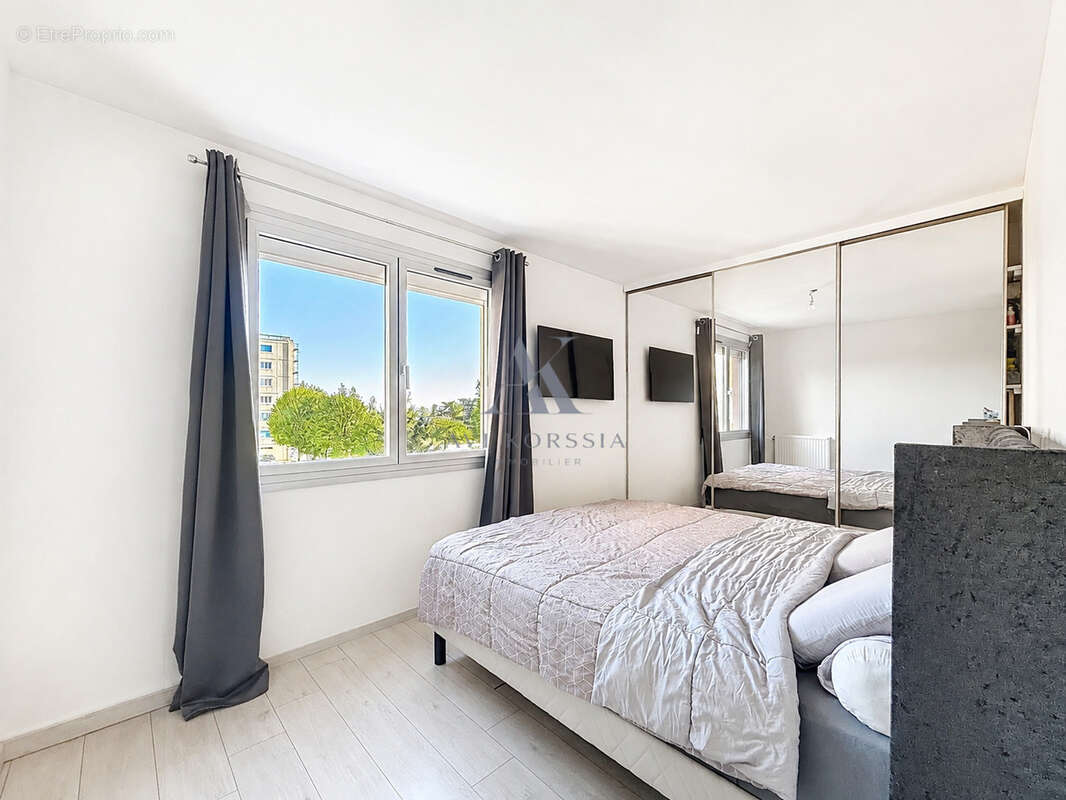 Décines-Charpieu   Appartement T4 95 m2 avec balcon et climatisation - photo 6