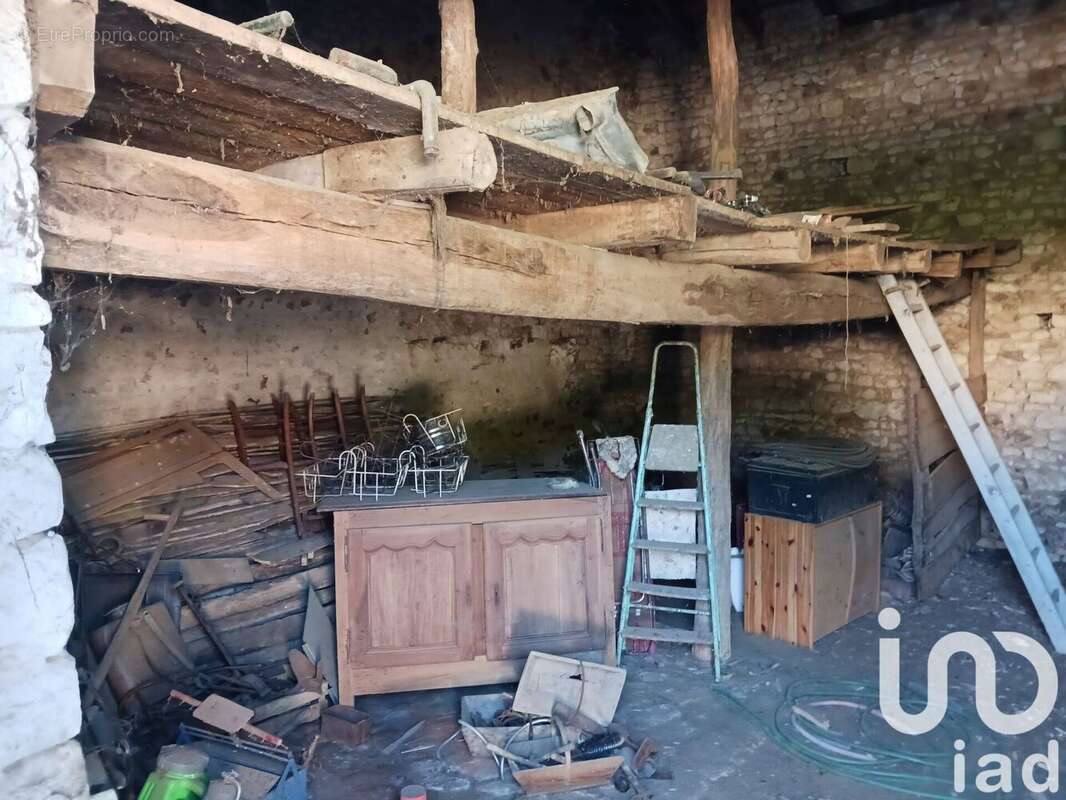 Photo 3 - Parking à SAINT-SECONDIN