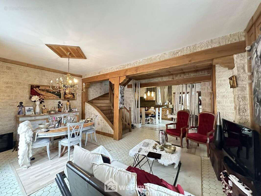 Vous serez séduits par cette pièce de vie comprenant ... - Maison à CRECY-SUR-SERRE