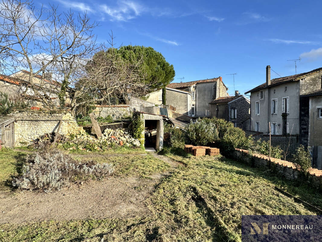 Maison à BARBEZIEUX-SAINT-HILAIRE