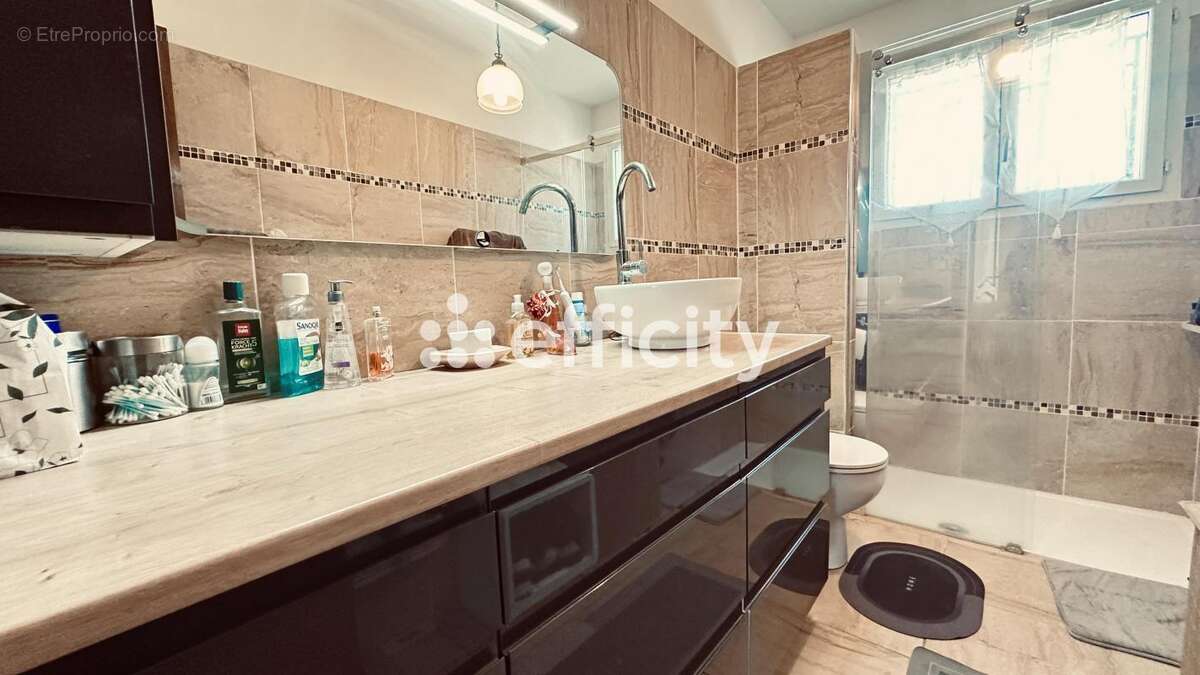 Maison à SAINT-JULIEN-DE-PEYROLAS