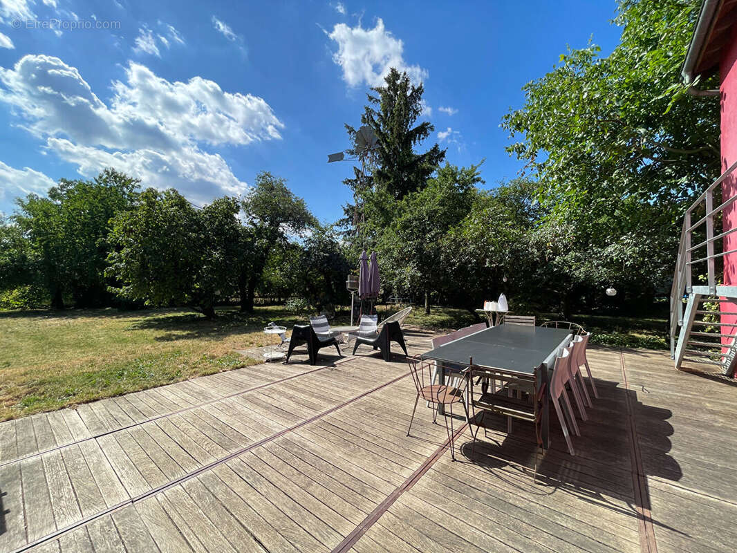 Maison familiale et contemporaine sur 11 ares de terrain à Woippy, garage. - photo 8