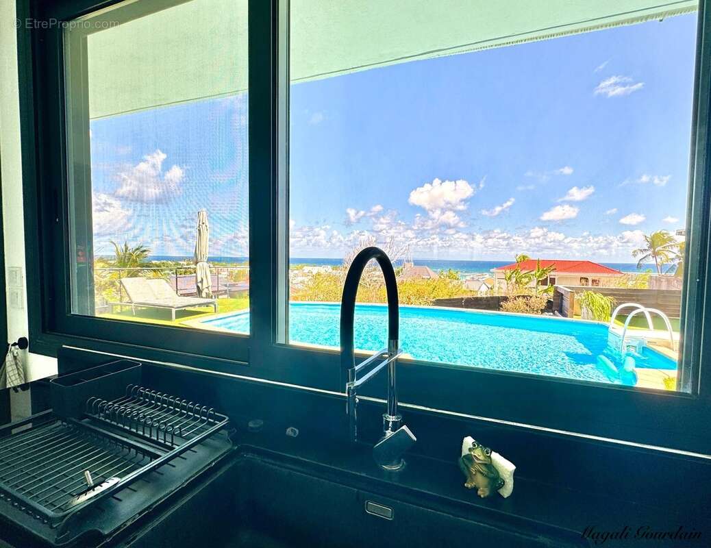 A vendre - propriete d'exception avec vue mer et potentiel locatif remarquable - sainte anne - photo 4