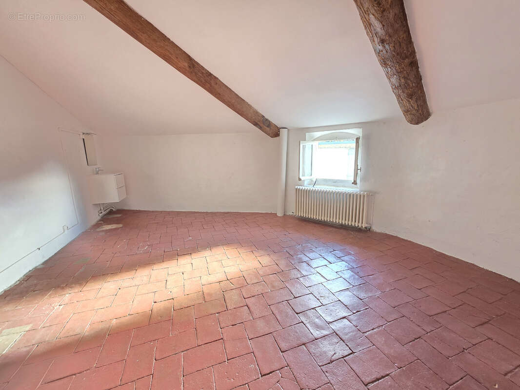 Maison à SAINT-MITRE-LES-REMPARTS