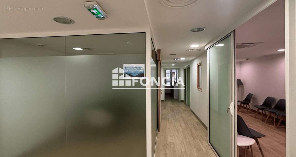 Digne, locaux commerciaux en hyper centre - photo 2