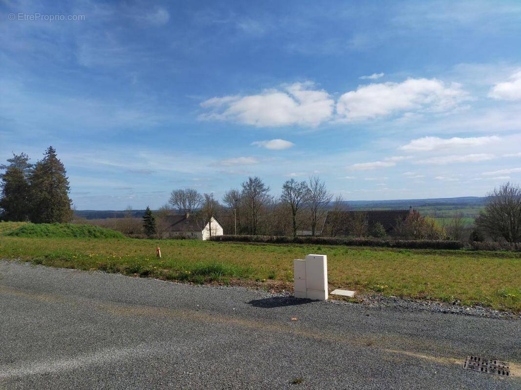 Terrain à CRENNES-SUR-FRAUBEE
