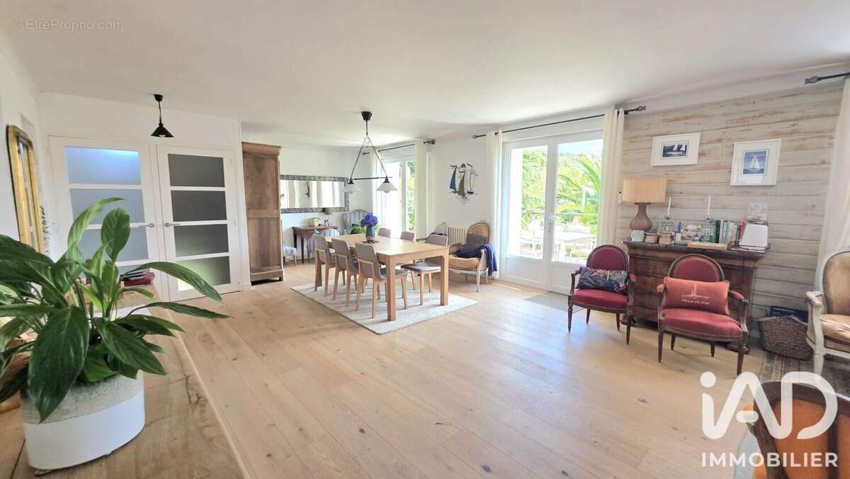 Maison 163 m² à Saint-Ave  - photo 2