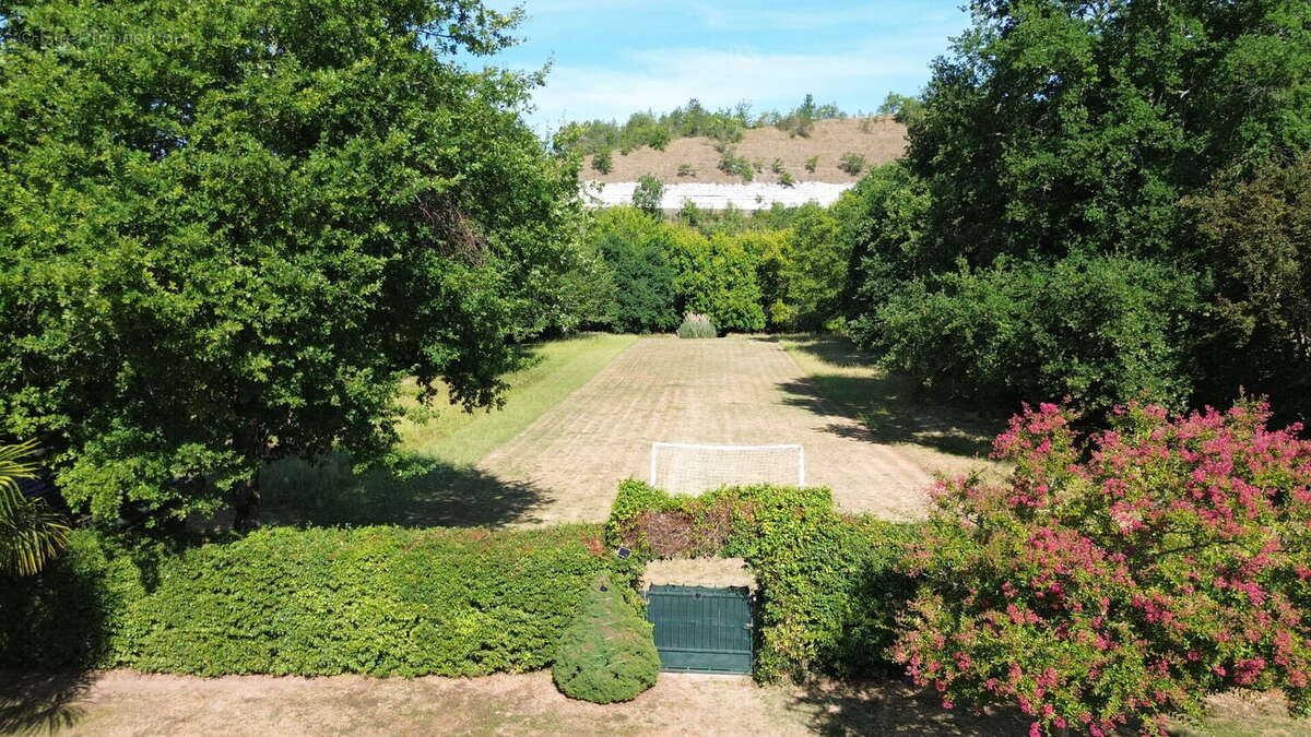 Propriété avec Maison d'habitation, Maison d'amis, Studio, Piscine, parc et jardin 7418m2 jusqu'à la rivière. - photo 6